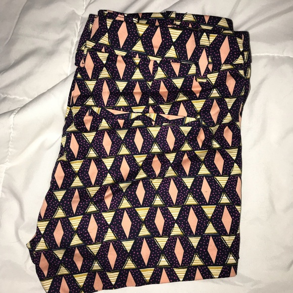 Patterned Khaki Fitting Shorts - Picture 2 of 2